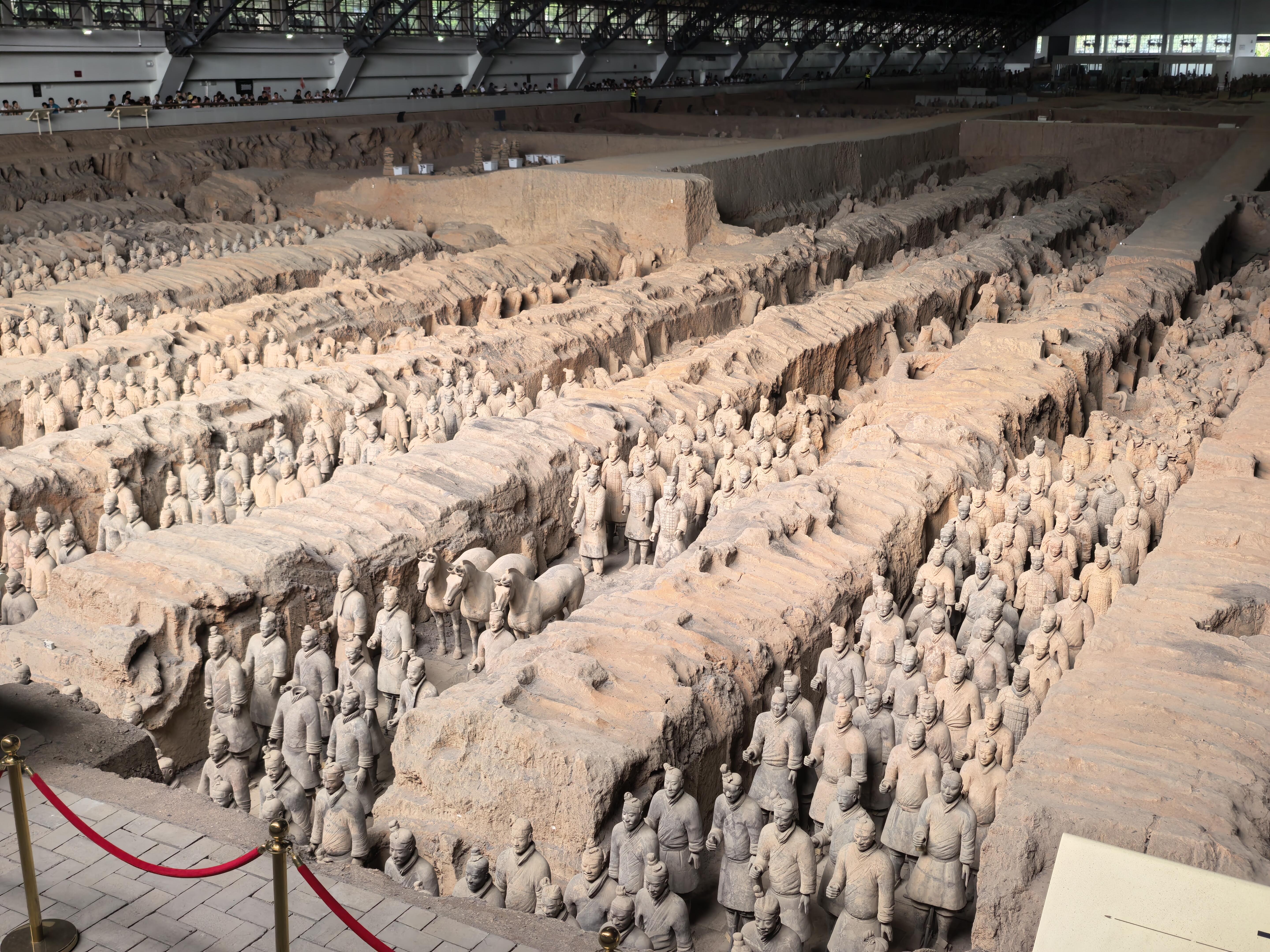 Xi'an morning pickup → Huaqing Palace → Signature Lunch → Emperor Qinshihuang's Mausoleum Site Museum → Return to Xi'an