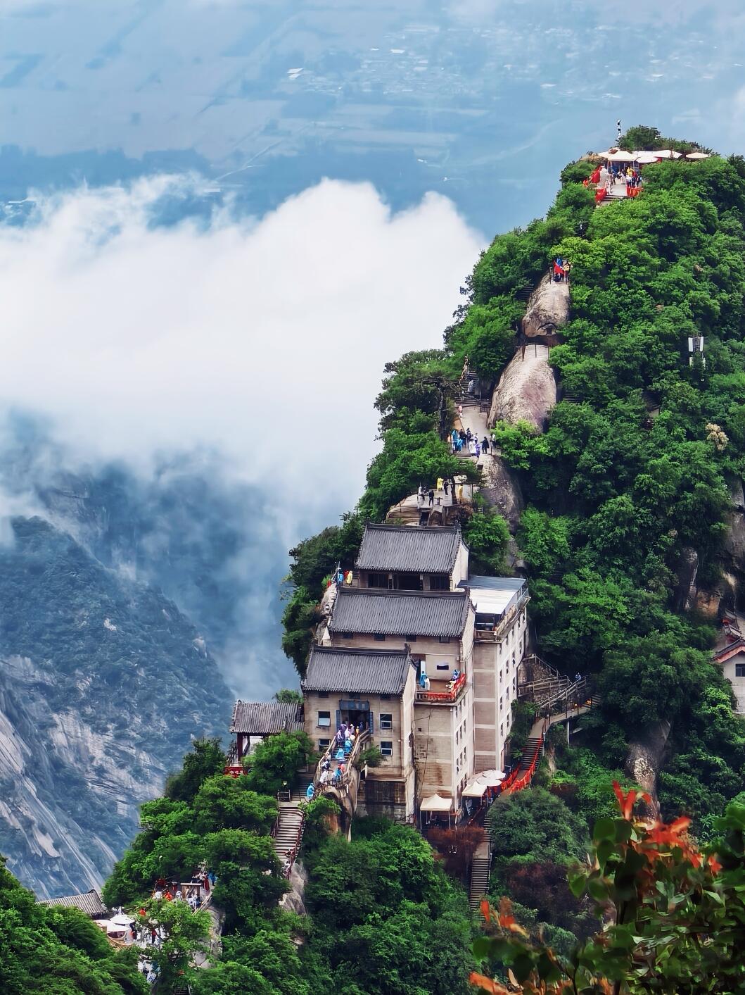 Xi'an morning pickup → Huaqing Palace → Signature Lunch → Emperor Qinshihuang's Mausoleum Site Museum → Return to Xi'an